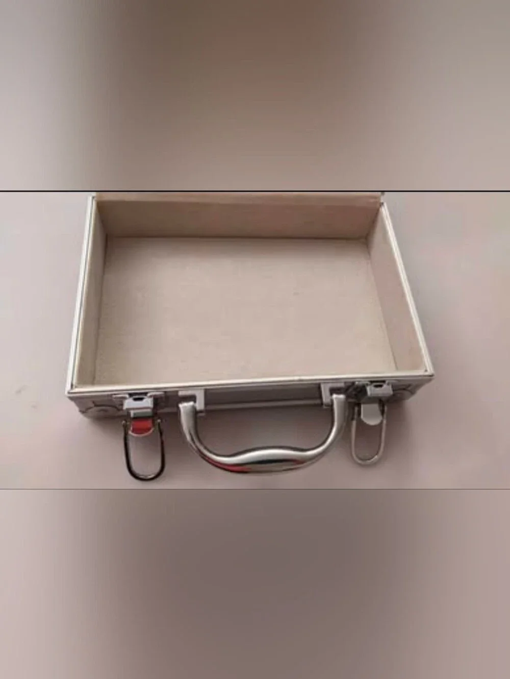 Makeup Aluminum Storage Organizer Carry On Case With A Mirror. 10